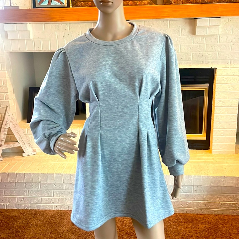 Adorable and comfy grey cotton fitted dress with puff sleeve. Size SM. New.